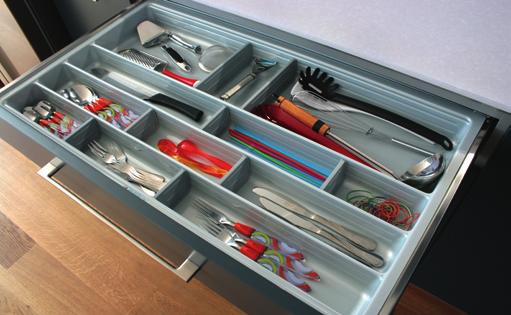 1 długa, z możliwością docięcia krawędzi, do szuflady o głębokości 500 mm, dodatkowy komplet podziałek