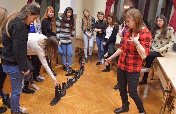 Wiadomości Zabawa andrzejkowa dla zagranicznych studentów Na naszej uczelni to już tradycja, że studenci filologii