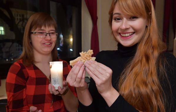 Impreza zaczęła się od prezentacji multimedialnej połączonej z nauką polskich słów związanych z andrzejkami.