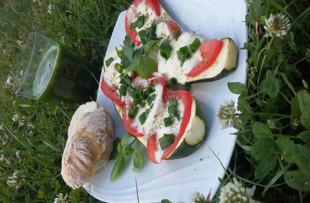 Cukinia zapiekana z bundzem i pomidorem - 300 g kalorie 204 kcal, białko 15 g, tłuszcze 12 g, węglowodany 9 g Sok z pietruszki z cytryną 250 g kalorie 65 kcal, białko 2,5 g, tłuszcze 0 g,