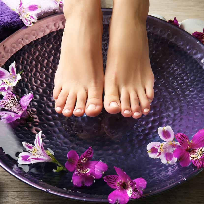 DŁONIE HANDS MANICURE EXPRESS MANICURE EXPRESS (30 min) 50 zł Ekspresowy zabieg polegający na odświeżeniu kształtu paznokci bez konieczności wycinania skórek.