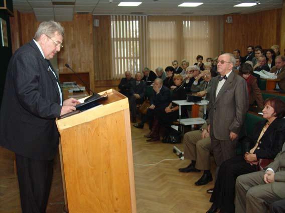 Na zdjęciu: Jubilat przyjmuje gratulacje z rąk JM Rektora UM prof. dr hab. n. med.