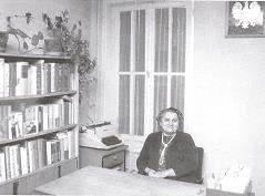 Kierowała Biblioteką w Alwerni od początku jej powstania czyli 1947 do 1981 roku.