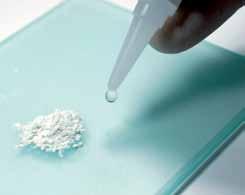 Sposób przygotowania materiału Zawartość całej fiolki szklanej oznakowanej MTA+ powder oraz 1-2 krople płynu z pipety oznakowanej MTA+ liquid umieścić na płytce do zarabiania (Fot.1).
