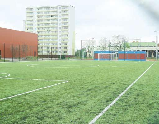 Jeden z takich orlików powstał właśnie w sektorze Regina. W skład nowoczesnego kompleksu sportowego wchodzi boisko piłkarskie o wymiarach 30 na 60 metrów.