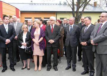 Otwarcie nowej siedziby Domu Pomocy Społecznej Z pewnością data 14 kwietnia 2011 roku zapisze się na długo w pamięci tych wszystkich, którzy tego dnia wzięli udział w uroczystym, a zarazem