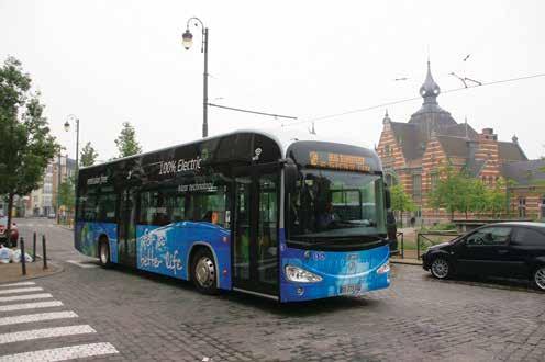 Stylistycznie Irizar i2e bazuje na niskowejściowych autobusach i3 i i4. Wysoko poprowadzona linia dachu powoduje, że trudno się zorientować, że mamy do czynienia z autobusem elektrycznym końca 2016 r.