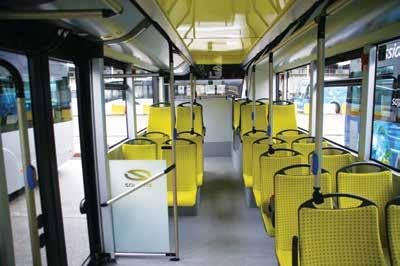 Solaris Urbino wyróżniał się na tle konkurencji dużą liczbą miejsc siedzących dostępnych bezpośrednio z niskiej podłogi Przykład zaaranżowania tylnej części pojazdu w przegubowym Van-Hool Exqui.