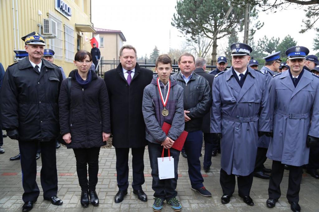 Widząc, co się dzieje, Bartek natychmiast wyłączył maszynę i wezwał pogotowie. Jego tata doznał ciężkich obrażeń, ale dzięki zimnej krwi młodego człowieka, nadal żyje.