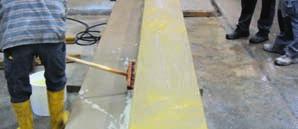 Poprzez wytrawienie kwasem warstwy cementu na betonie uzyskuje się efekt przypominający do złudzenia fakturę piaskowca.