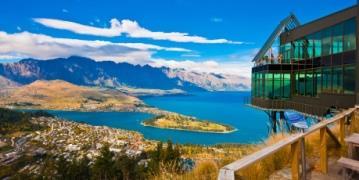 14 dzień 2,5 godzinna podróż do Christchurch i lot do Queenstown. Dzień wolny na zwiedzanie miasta. Queenstown położony jest nad brzegami jeziora Wakatipu i otoczony wspaniałym masyw Południowych Alp.