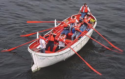 Wiosłowa łódź ratunkowa [8] Rys. 6. Całkowicie zakryta dwukadłubowa łódź ratunkowa z napędem motorowym dla 150 osób [9] Rys. 4.