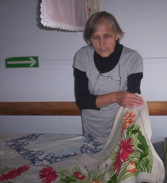 W Skansenie odbył się pokaz ginących zawodów. Poznaliśmy zawód rzeźbiarza, bednarza, szkutnika. Jedna z pań tkała dywanik na krosnach.