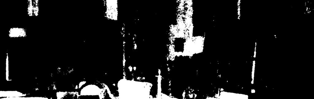 I n a tym w łaściw ie p o p rze stan o, m ało się troszcząc o dziesiątk i u szk o d zo n y ch obrazów i m eb li, k tó re przechow y w an o w p ro w izo ry czn y ch w aru n k ac h, nie db ając o ich k