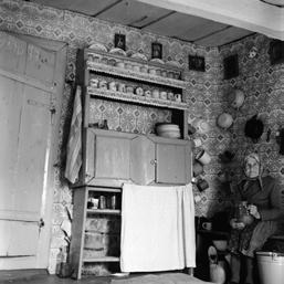 Uloženie kuchynského inventára, Hraničné. Foto: Ján Lazorík, 1977. Ľubovnianske múzeum hrad v Starej Ľubovni, fotoarchív, č. neg. 1 642 Kultový kút so stolom vo Veľkom Lipníku.