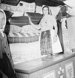 Posteľ s výbavou mladej nevesty v Jakubanoch. Foto: Ján Lazorík, 1979. Ľubovnianske múzeum hrad v Starej Ľubovni, fotoarchív, č. neg. 2 438 Chlapček v stojanke v Jakubanoch. Foto: Ján Lazorík, 1980.