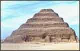 STARE PAŃSTWO Stare Państwo znane jest szczególnie z monumentalnych budowli:mastab, okazałych świątyń i oczywiście piramid. Pierwsza z nich to schodkowa piramida faraona Dżesera w Sakkarze.