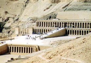 ŚREDNIE PAŃSTWO Kompleks świątyń w Deir el-bahari Kolejny okres świetności państwa egipskiego, po jego zjednoczeniu przez Mentuhotepa II, rozpoczął się od panowania faraona Amenemhata, Średniego