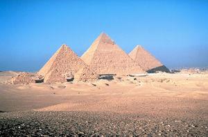 PIRAMIDY Kompleks piramid w Gizie.