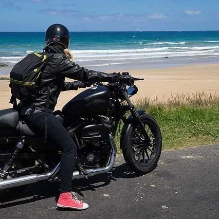 Samochód Najlepsza opcja (oprócz samolotu). Wygoda, niezależność, no i wymarzony road trip po australijskich przestworzach.