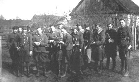 SYLWETKI Żołnierze oddziału Huzara, wiosna 1946 r. Krajowa Obywateli, a następnie w Zrzeszeniu WiN.