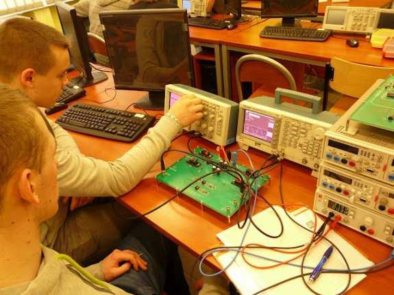 Absolwent szkoły kształcącej w zawodzie technik elektryk powinien być przygotowany do wykonywania następujących zadań zawodowych: montowania i uruchamiania maszyn, urządzeń elektrycznych na podstawie