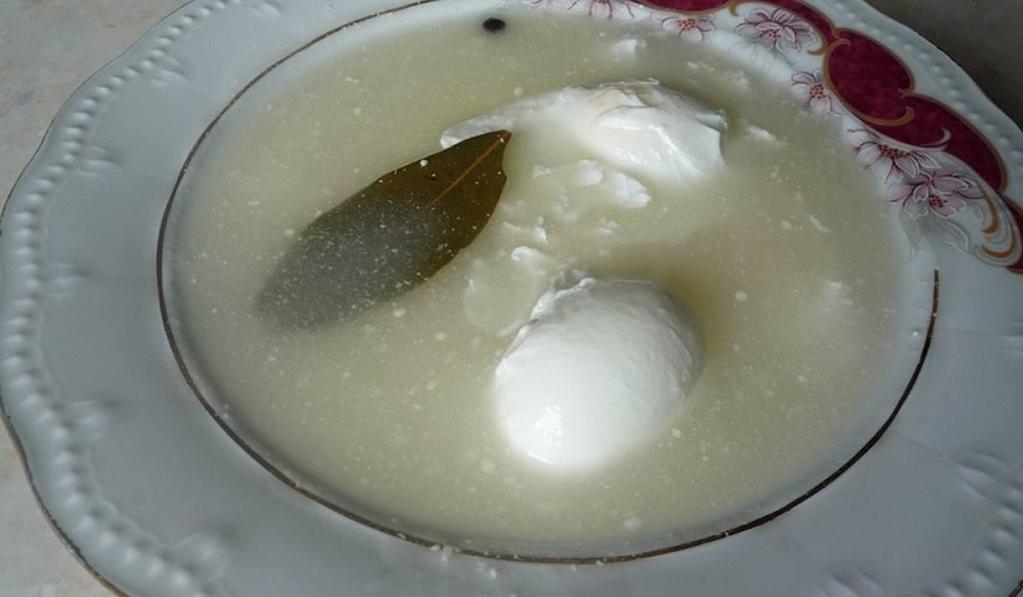 Kwaśne jaja inaczej perduty Składniki do zupy z jajek: 2 litry wody 1 średnia cebula 3 listki laurowe ziele angielskie (4 kulki) płaska łyżeczka soli 3 łyżeczki cukru 2 łyżki octu 6 jaj Do