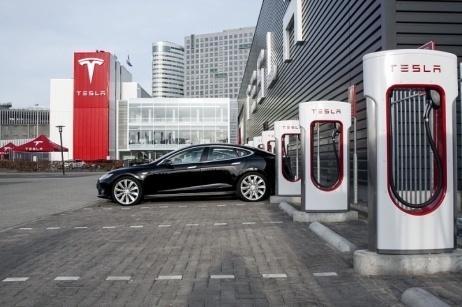 Tesla modyfikuje modele samochodów na rynek chiński Koncern produkujący samochody elektryczne, Tesla Inc modyfikuje nowe modele wprowadzane na rynek chiński w ten sposób, by spełniały one najnowsze