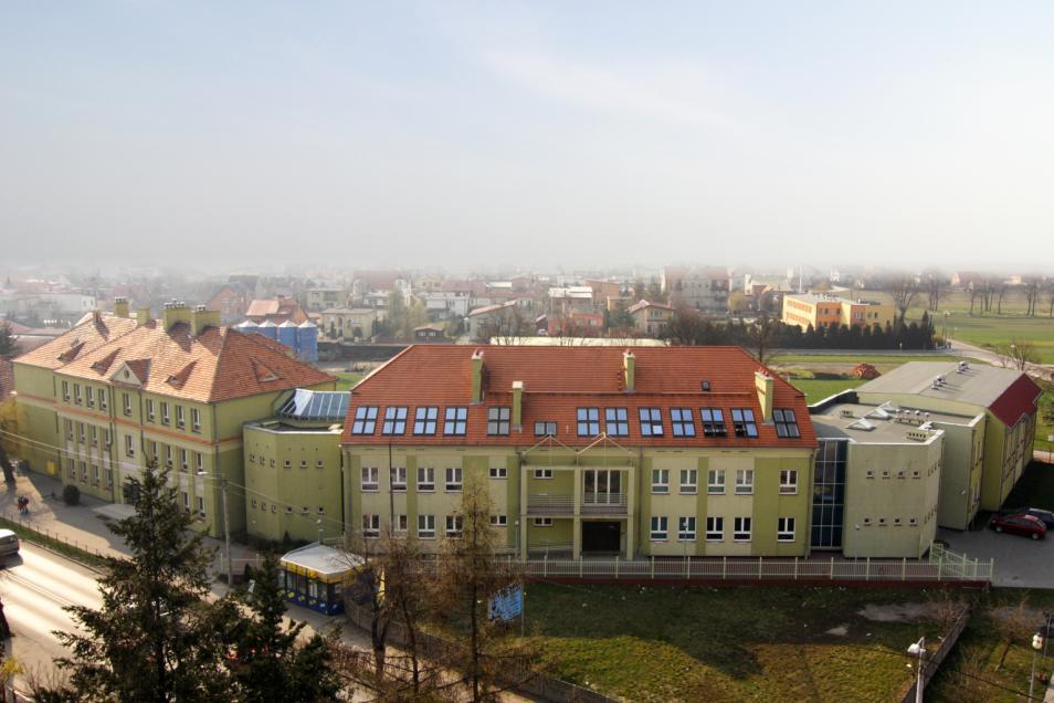 Charakterystyka Gimnazjów Gimnazjum im. Polskich Noblistów w Nowych Skalmierzycach Dyrektor: Teresa Kiełbik Adres: Ul. Kaliska 52 63-460 Nowe Skalmierzyce Tel.