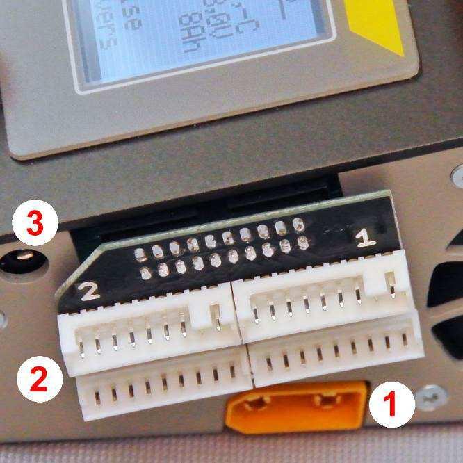 Prawa strona 1. wyjścia ładowania XT-90 2. adapter balansera 3.