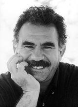 KONFEDERALIZM DEMOKRATYCZNY* ABDULLAH OCALAN. Urodzony w 1948, w latach 70. zaangażował się w walkę o równouprawnienie i wolność Kurdów.