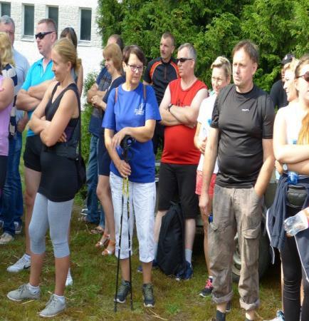 Grupę ponad 50 uczestników jesiennego rajdu po PNBT podzielono
