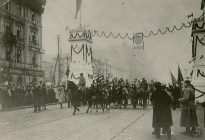 Po zajęciu Królestwa Polskiego przez Niemcy i Austro-Węgry władcy tych państw 5 listopada 1916 roku proklamowali utworzenie sprzymierzonego z nimi Królestwa Polskiego z namiastką rządu Tymczasową