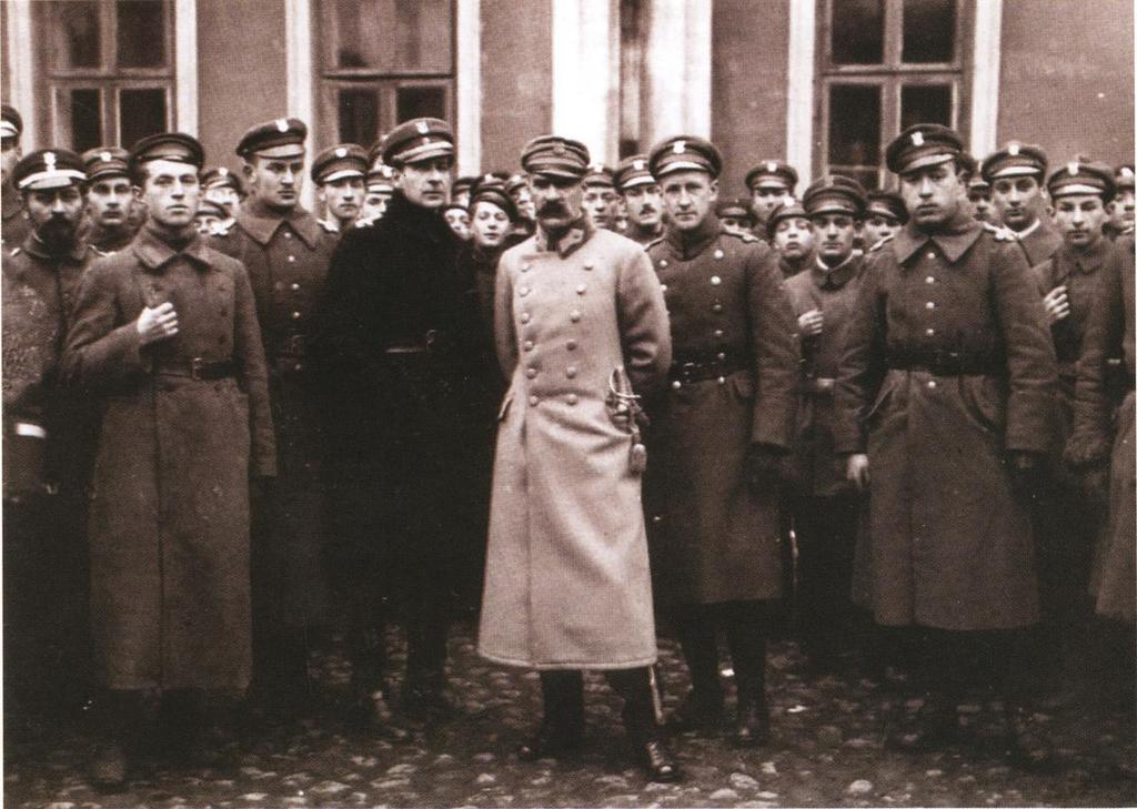 Po nieudanej próbie powołania 14 listopada pierwszej Rady Ministrów z Ignacym Daszyńskim jako prezydentem, 17 listopada Józef Piłsudski utworzył Tymczasowy Rząd Ludowy Republiki Polskiej, na którego