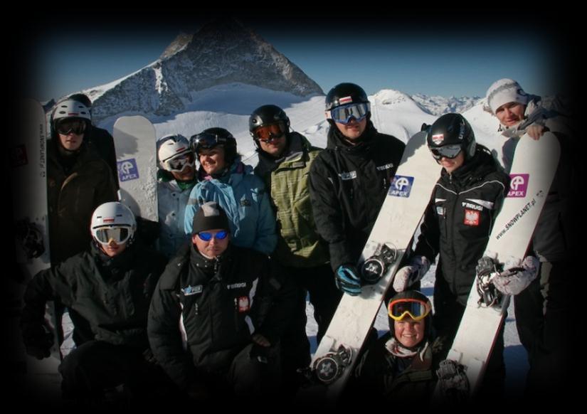 Kilka słów o nas: Team powstał z myślą o promowaniu snowboardu w Polsce, by pokazać ludziom że da się jeździć na czymś innym niż tak bardzo popularne narty, że istnieje taka piękna alternatywa jaką
