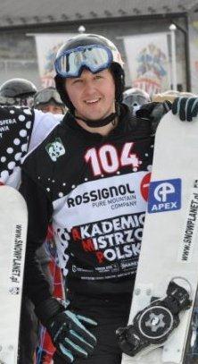 Wieloletni członek kadry narodowej Polskiego Związku Snowboardu w konkurencjach Alpejskich, wielokrotny medalista (w tym złoty) Międzynarodowych Mistrzostw Polski, 3-krotny uczestnik Akademickich