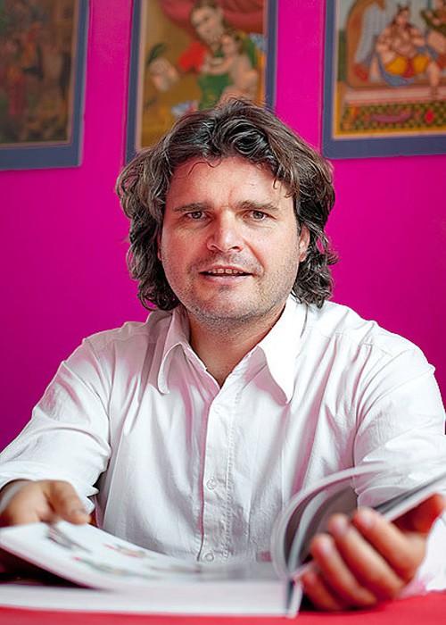 Kustosz, pomysłodawca i założyciel MuBaBaO, opowiadacz, pisarz, pedagog i podróżnik. Autor nowatorskich metod opowiadania i poszukiwacz inspiracji.