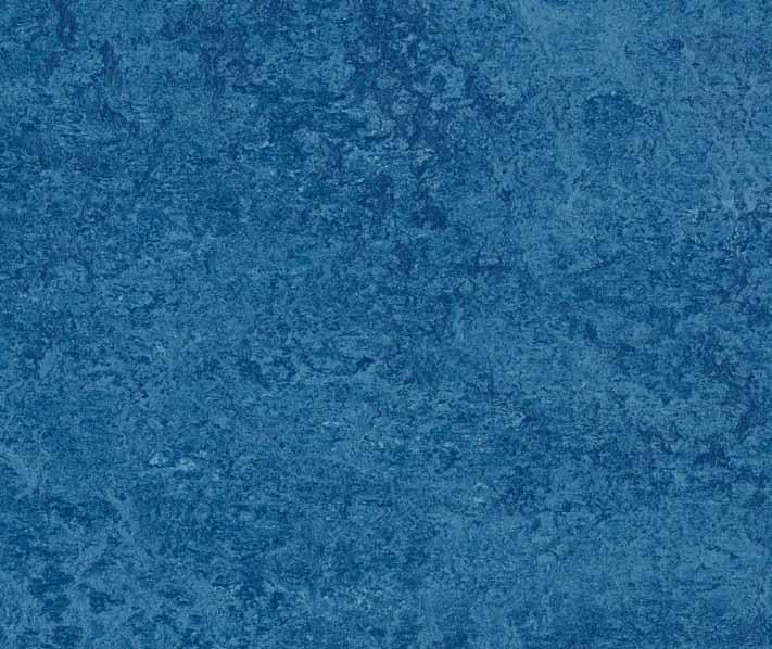 Kolekcja Marmoleum Marbled Tym razem kolekcja wzorów marmurkowych jest zaprezentowana w niezwykle bogatej palecie kolorów, przechodzącej od bardziej nasyconych do subtelniejszych tonacji.