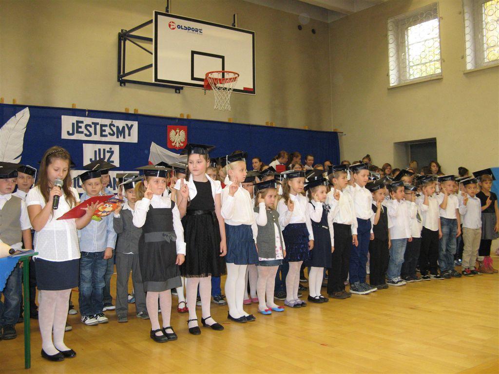 chętne dzieci wykonały razem z zespołem rytmy na instrumentach Zespół Karawana przeprowadził też szereg konkursów Zwycięzcy zostali nagrodzeni brawami oraz płytami zespołu Dzisiejsze spotkanie z