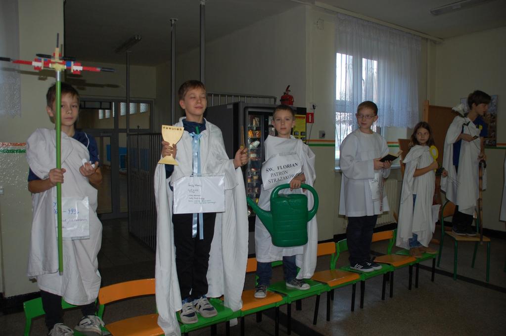 naszej wiary Stąd inicjatywa uczniów naszej szkoły i katechetki, Pani Zofii Malok, aby w przeddzień święta Wszystkich Świętych przypomnieć niektóre postacie świętych 31 października od godz 7:00
