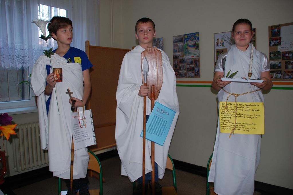 20 uczniów z kl IV c, V a oraz VI c z pomocą swoich rodziców przygotowało główne atrybuty charakteryzujące wybranych świętych O godzinie 7:40 wszyscy nasi święci stanęli na krzesłach w głównym holu