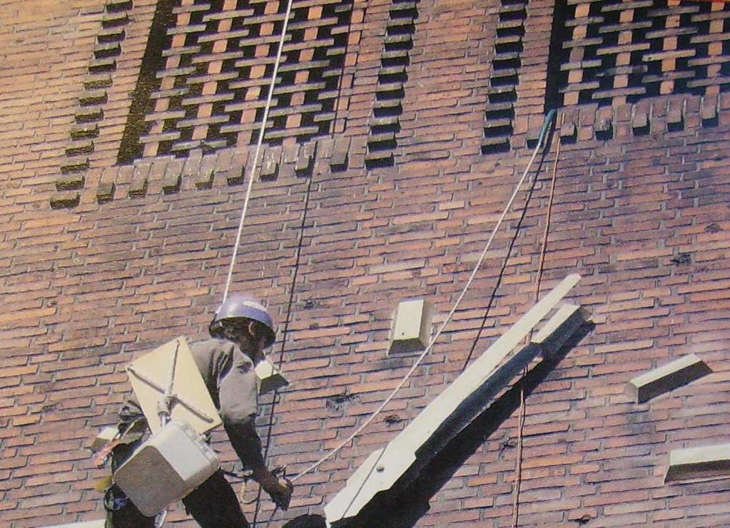 117 LITERATURA 1. Buchman K., Słowiński Z.: Metodologia prowadzenia akcji ratowniczej w szybie z zastosowaniem technik alpinistycznych w warunkach górniczych praca nie opublikowana. Wrocław 1983 r. 2.