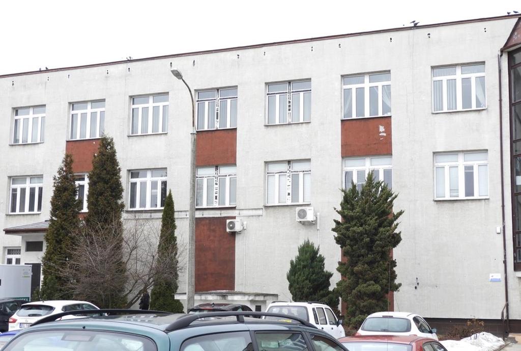 dylatacyjnych. Pod krawędzią dachu widoczne otwory wentylacyjne stropodachu. Fot. 2.