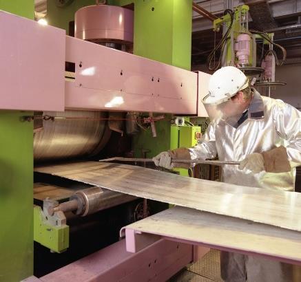 4 przedstawiono linię wykorzystywaną w procesie ciągłego odlewania dwuwalcowego poziomego, zainstalowaną w zakładach MgF Magnesium Flachprodukte GmbH.