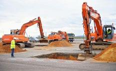 Na początku listopada prace rozpoczął kolejny wykonawca, odpowiedzialny za infrastrukturę zewnętrzną zakładu docelowe drogi, parkingi i instalacje podziemne.
