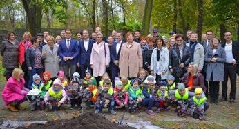 Burmistrz Jawora Emilian Bera oraz dzieci z jaworskiego przedszkola Na 4 pory roku.