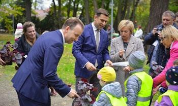 otrzymały na pamiątkę sadzonki kwiatów i