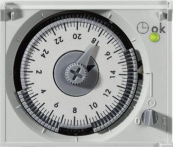 Łączniki Przekaźniki czasowe 7LF Mechaniczne zegary sterujące 7LF5 Przegląd Mechaniczny zegar sterujący z tarczą dzienną Synchroniczny zegar sterujący bez rezerwy