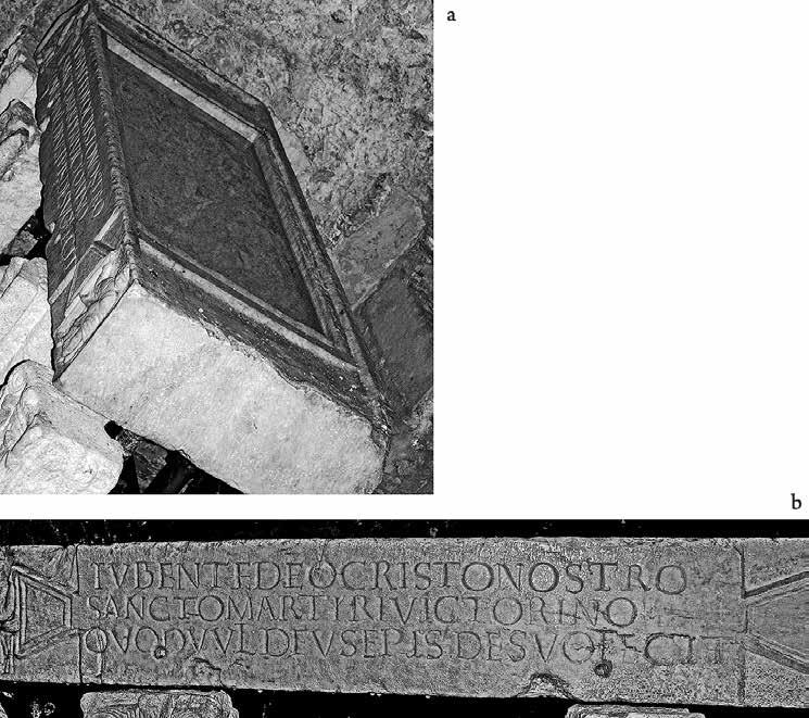 100 ARTUR WITOLD SIDOR Il grande lastrone di copertura del tumulo è quasi certamente un pezzo di epoca romana riutilizzato, scavato per una profondità di 10 cm nel settore centrale (fig. 6, a).