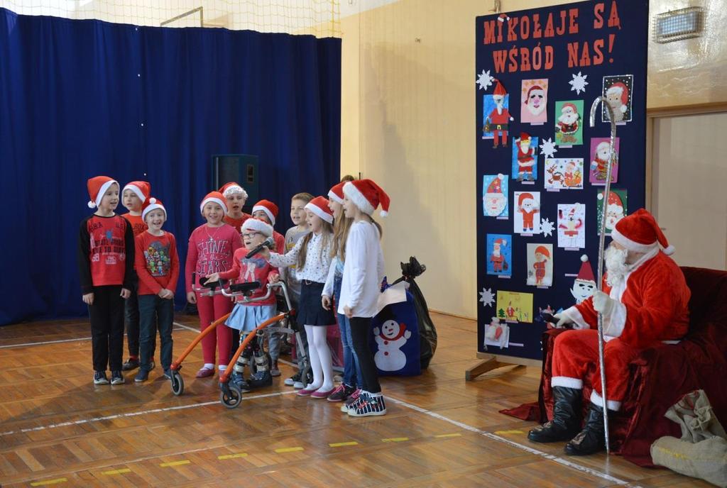 Radosne spotkanie było okazją do zaprezentowania przez dzieci umiejętności wokalnych. Niewątpliwie urzeczony występami św. Mikołaj obdarował wszystkie dzieci prezentami.